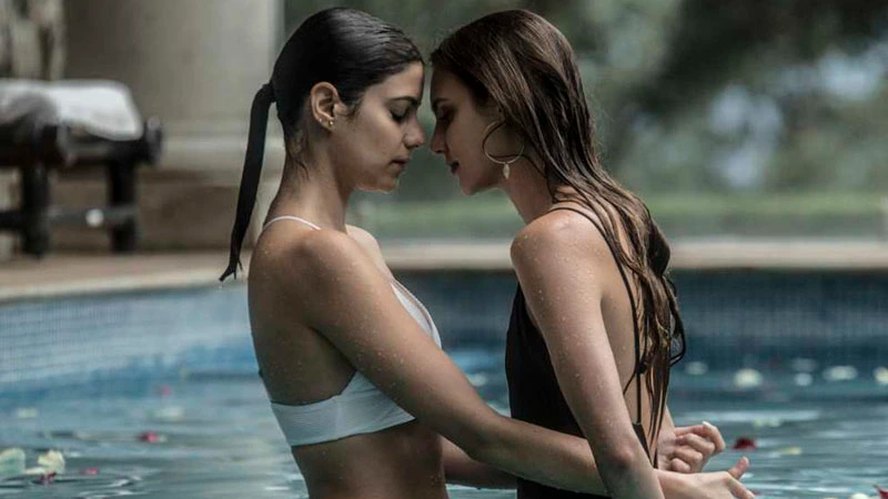 Dos lesbianas latinas mexicanas se abrazan íntimamente en una piscina