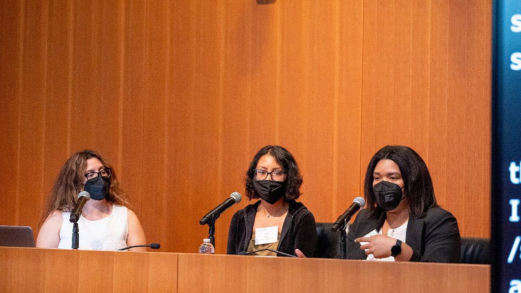 Un panel en Coelho Law Center. De izquierda a derecha: Katherine Pérez, Nira Nova y Angelica Vega